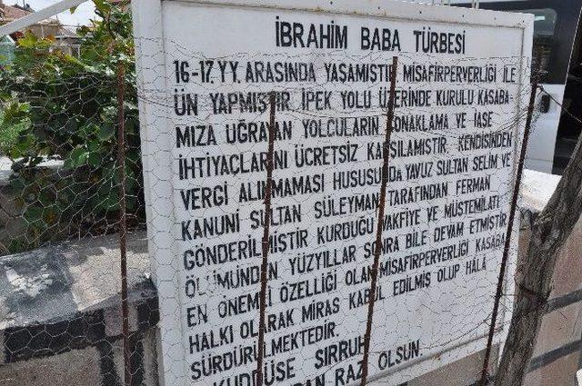 Yol Ortasındaki Türbe Görenleri Şakına Çeviriyor