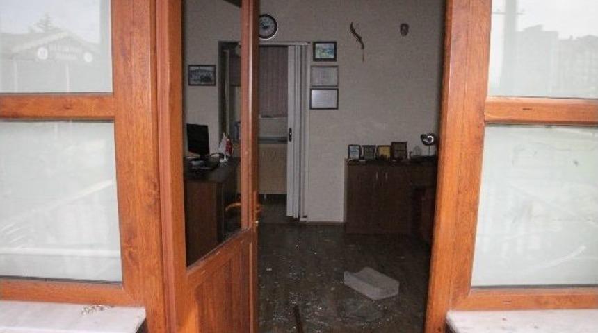 Muhtarlık Binasına Taşlı Saldırı