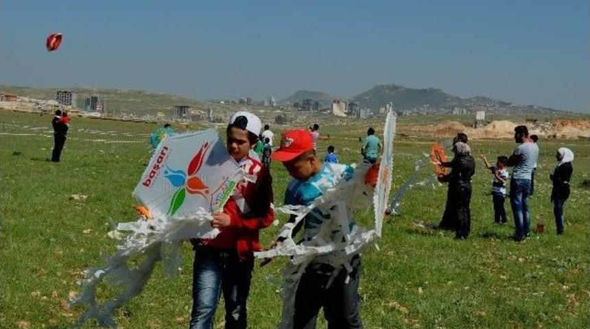 &Ouml;ks&uuml;z Ve Yetim Suriyeli &Ccedil;ocuklar U&ccedil;urtma Şenliğinde Buluştu