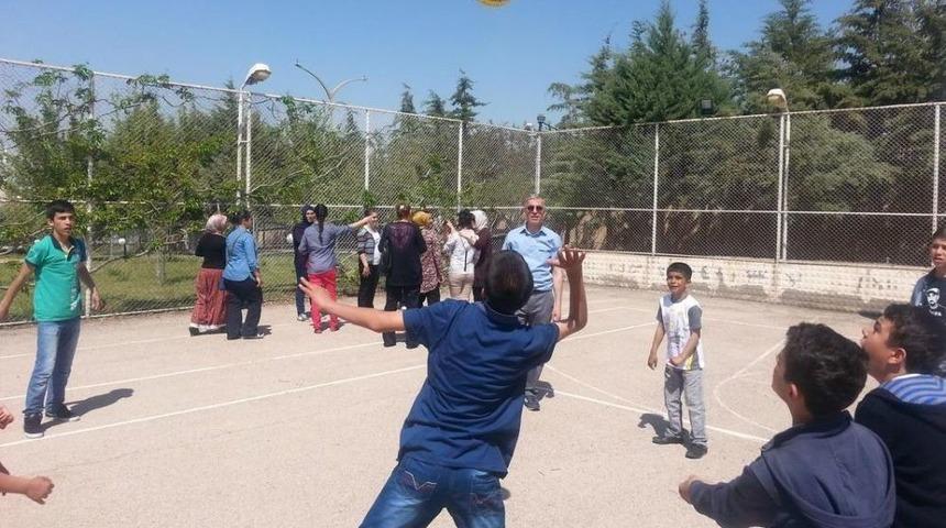 Aksaray Valisi Ataklı Sevgi Evlerinde Kalan &Ccedil;ocukları Ağırladı