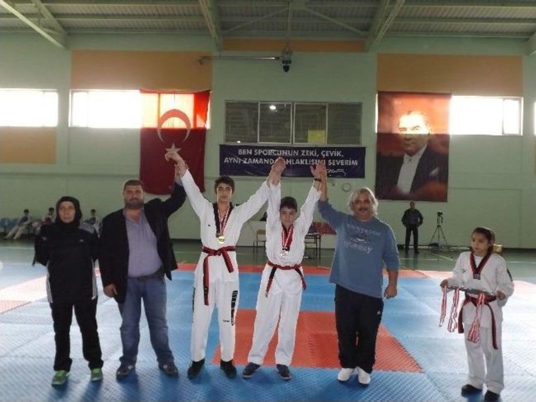Muratlı Atat&uuml;rk Kapalı Spor Salonu&rsquo;ndaki Tekwando M&uuml;sabakaları Nefes Kesti