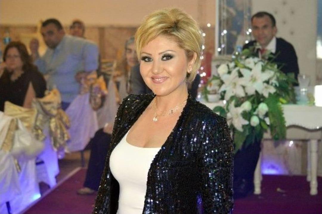 &Uuml;nl&uuml; Şarkıcı Hamiyet, Edremit'te Kına Gecesine Katıldı