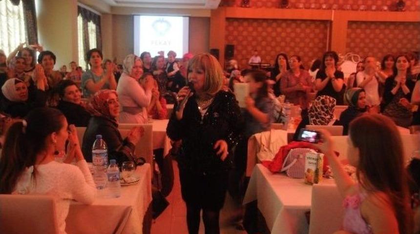 Pekay Derneği, İhtiya&ccedil; Sahibi &Ouml;ğrencilere Burs Gecesi D&uuml;zenledi