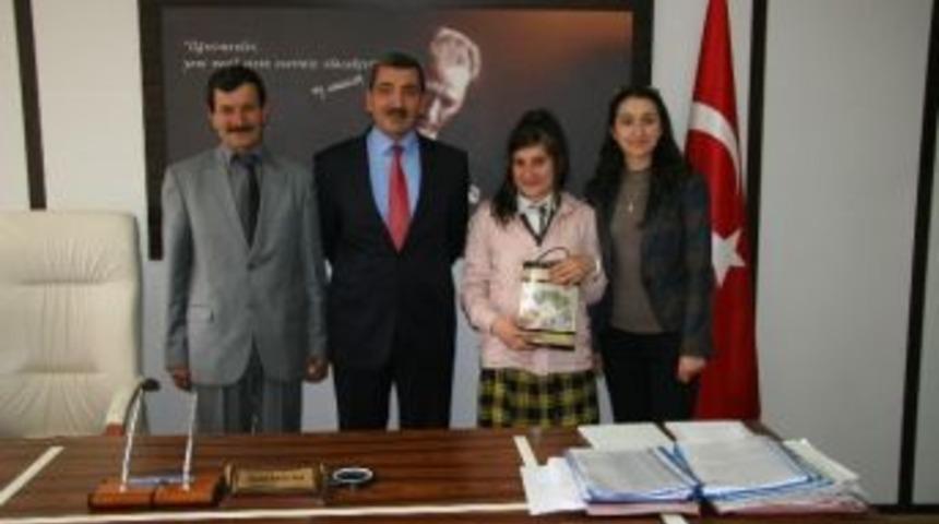 Kompozisyon Yarışmasında Dereceye Giren &Ouml;ğrenci &Ouml;d&uuml;llendirildi