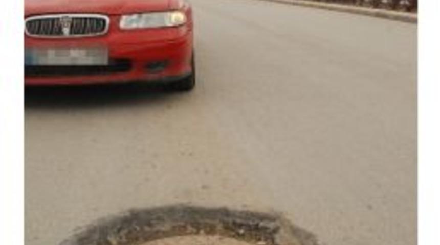 Yol Ortasındaki R&ouml;gar &Ccedil;ukurları Tehlike Sa&ccedil;ıyor