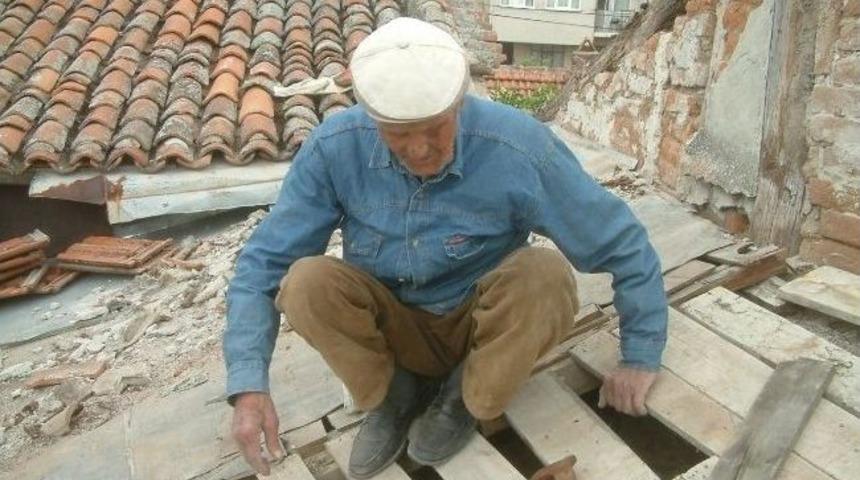 93&rsquo;l&uuml;k Alaaddin Dede &Ccedil;atı Tamir Ediyor