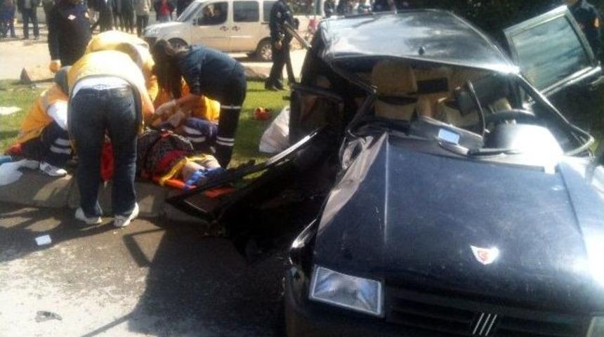 İki Aracın &Ccedil;arpıştığı Kazada &Uuml;&ccedil; Kişi Yaralandı