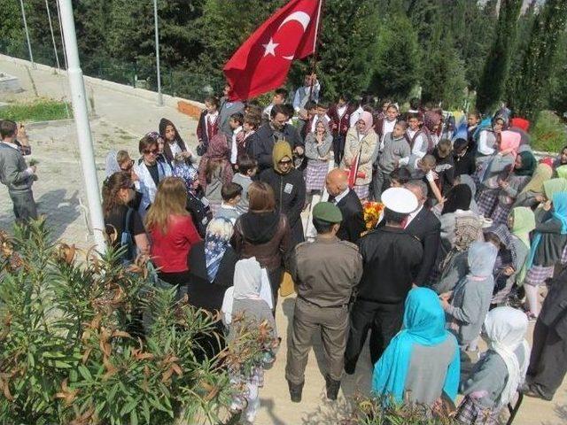 Öğrenciler Okullarına Adını Veren Şehidi Unutmadı