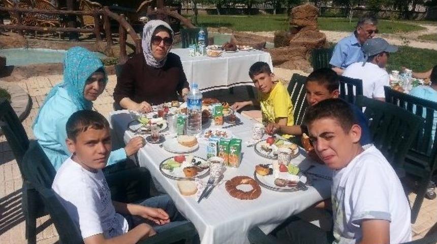 Vali Ataklı, &Ccedil;ocukları Misafir Etti