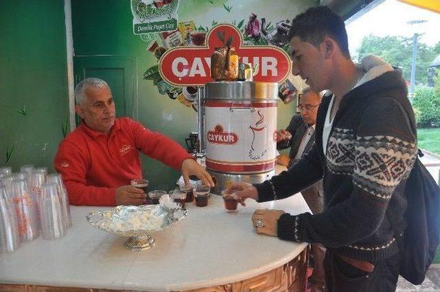 Çaykur Tır'la Çay Dağıttı