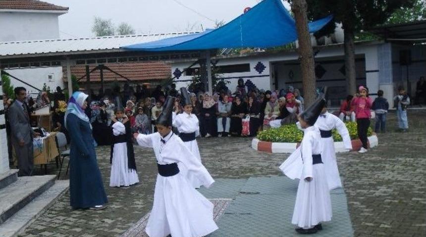 Kabe Maketi &Ouml;n&uuml;nde Duygusal Sunum