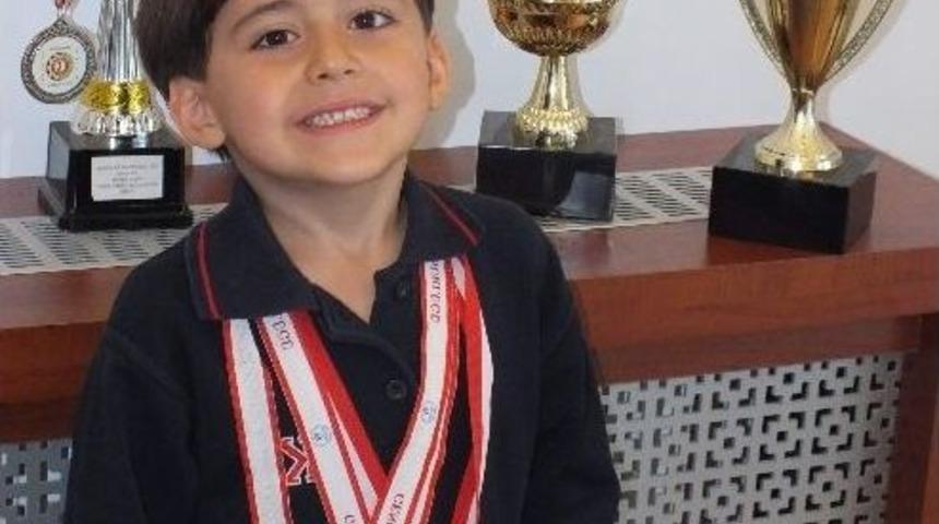 6 Yaşındaki &Ccedil;ocuk Tenis Kortlarında Fırtına Gibi Esti