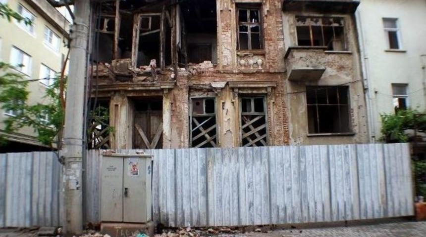 Şiddetli Yağmur Tarihi Binayı &Ccedil;&ouml;kertti