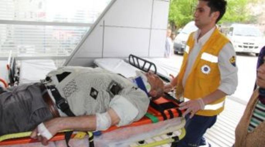 Otomobilin &Ccedil;arptığı Yaşlı Adam Hastanelik Oldu