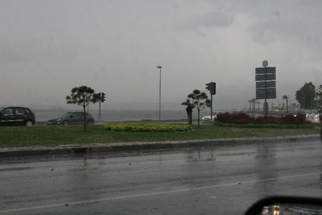 İzmir&rsquo;de Sağanak Yağmur