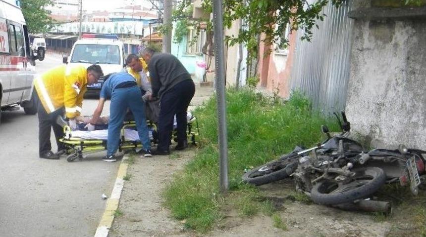 Motosiklet Evin Duvarına &Ccedil;arptı: 1 Yaralı