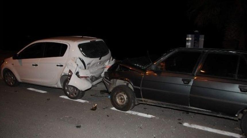 Otomobil Park Halindeki Otomobile &Ccedil;arptı: 2 Yaralı