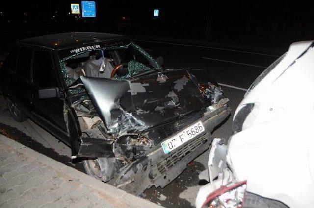 Otomobil Park Halindeki Otomobile Çarptı: 2 Yaralı 1