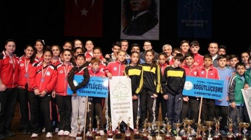 Gen&ccedil; Sporcuların Kupa Heyecanı