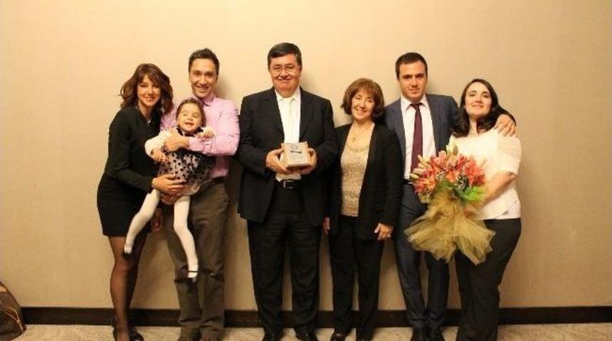 Meslek Hizmet &Ouml;d&uuml;l&uuml; Dr. &Ouml;mer G&uuml;zel&rsquo;e