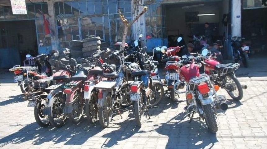 Isınan Havalar Motosiklet Tamircilerinin Y&uuml;z&uuml;n&uuml; G&uuml;ld&uuml;rd&uuml;