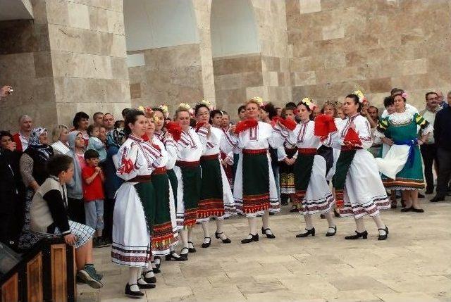 Bulgar Halk Dansları Didim’de Oyunlarını Sergiledi