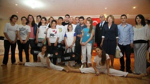 Fırst Lady’den Şampiyonlara Spor Çanta