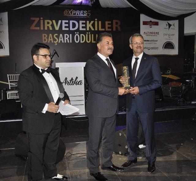 Zirvedekiler Ödüllerini Aldı