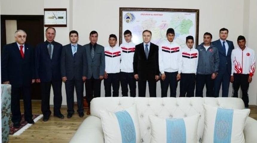 Şampiyon Atletler Vali Altıparmak'ı Ziyaret Etti