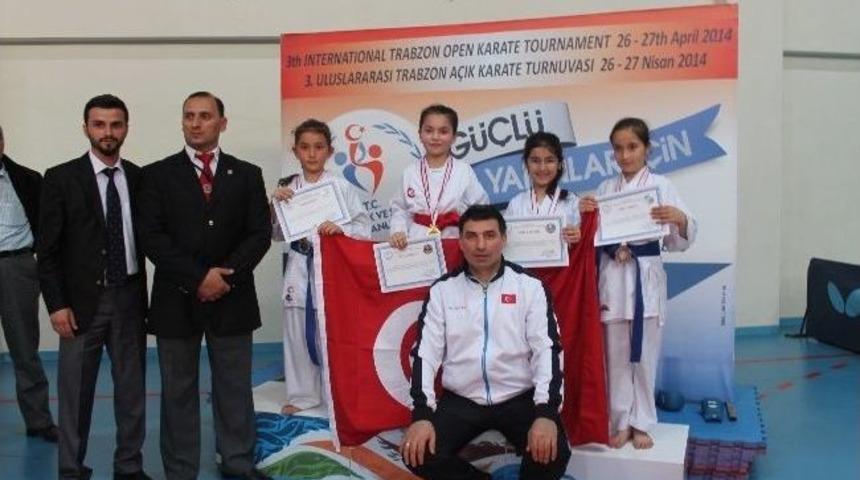 Rizeli Karateciler Madalyaları Topladı