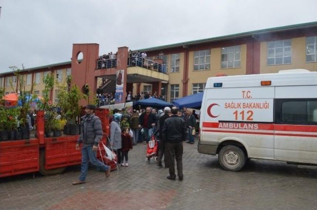 Pazara Dalan Otomobil Dehşet Sa&ccedil;tı: 2 Yaralı