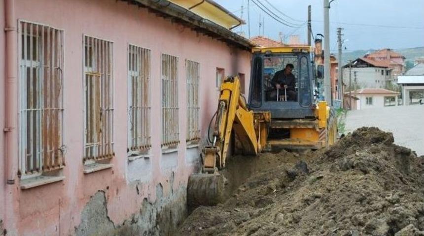 Halk Eğitim Merkezi'nin Etrafına Drenaj Boru D&ouml;şeniyor