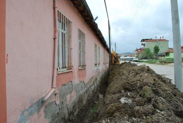 Halk Eğitim Merkezi'nin Etrafına Drenaj Boru Döşeniyor