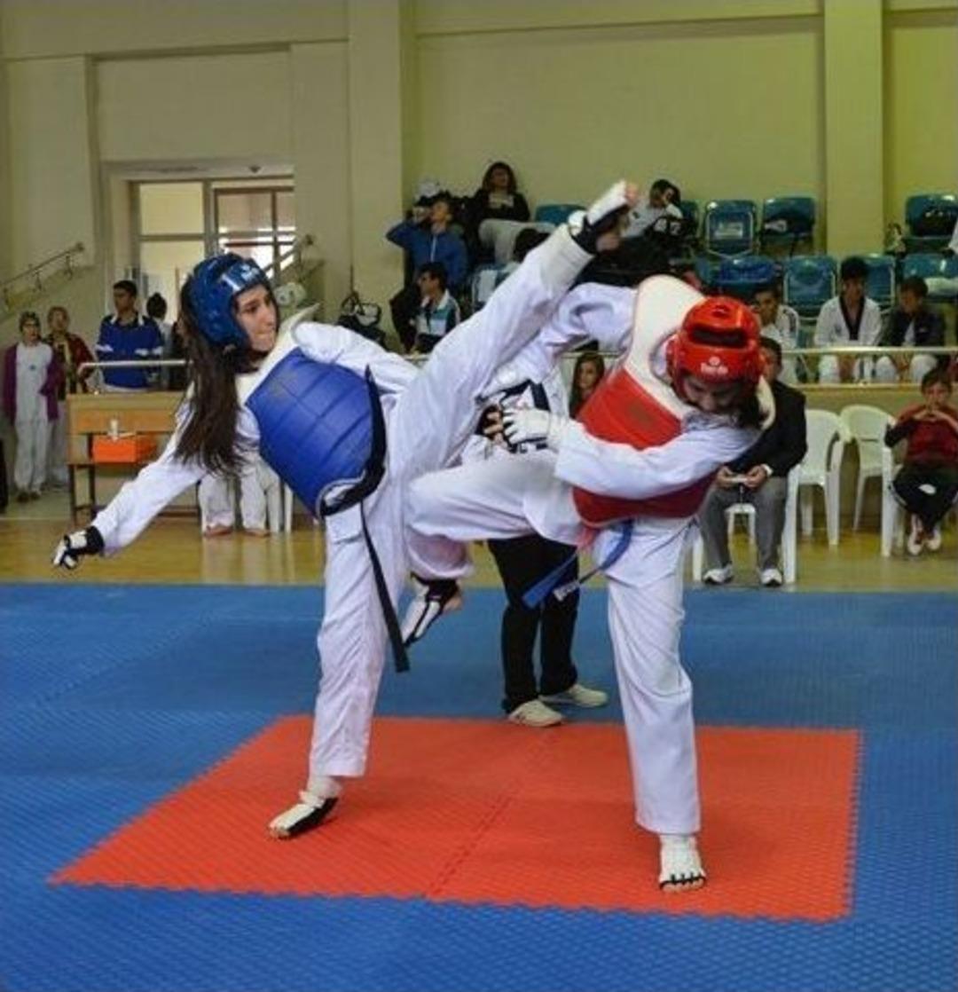 Taekwondocular Kutlu Doğum Haftasında Yarıştı