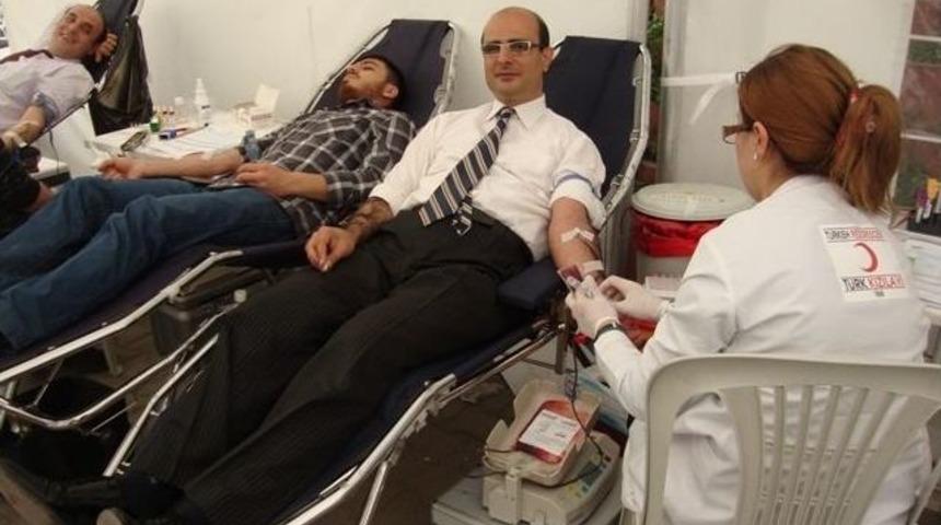 Sağlık M&uuml;d&uuml;r&uuml; &Uuml;nl&uuml;bay&rsquo;dan Kan Bağış Kampanyasına Destek