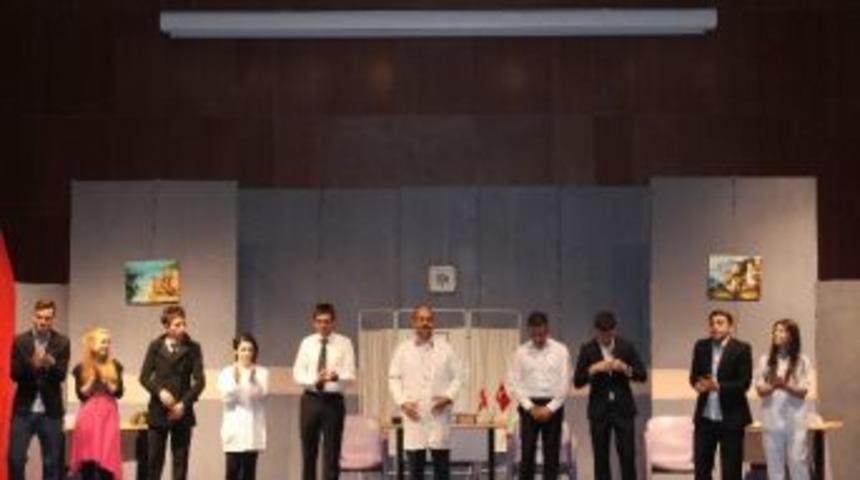 Erzurum Şehir Tiyatrosu &ldquo;her Telden Kabare &ldquo; Adlı Oyunu Sahneledi