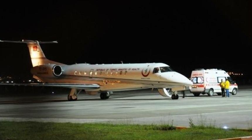 &Uuml;zerine Kaynar Su D&ouml;k&uuml;len Bebek Ambulans U&ccedil;akla İstanbul'a G&ouml;t&uuml;r&uuml;ld&uuml;