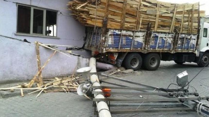 Freni Boşalan Kamyon Kahvehaneye Girdi