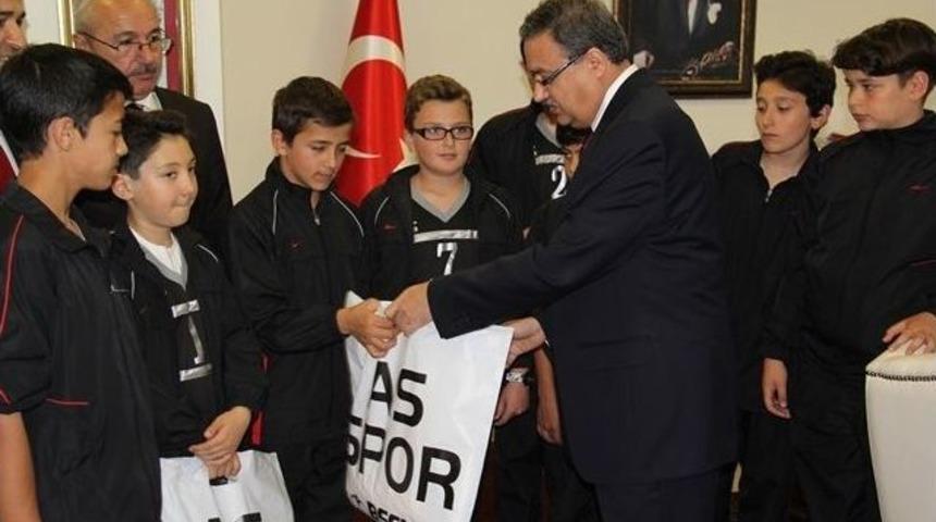 Şampiyon Voleybolcular Valiyi Ziyaret Etti