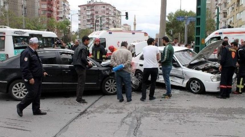 Konya'da 2 Otomobil &Ccedil;arpıştı: 2 Yaralı