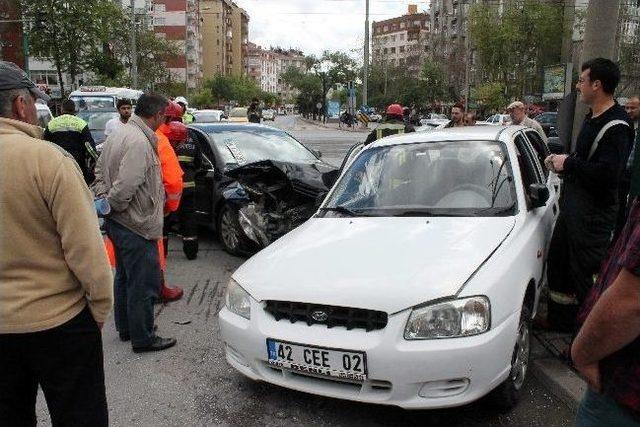 Konya'da 2 Otomobil Çarpıştı: 2 Yaralı