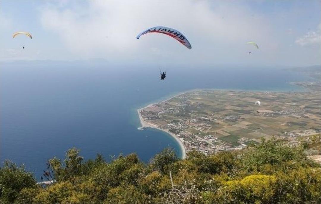 Yama&ccedil; Paraş&uuml;t&ccedil;&uuml;leri Ağaca Takıldı
