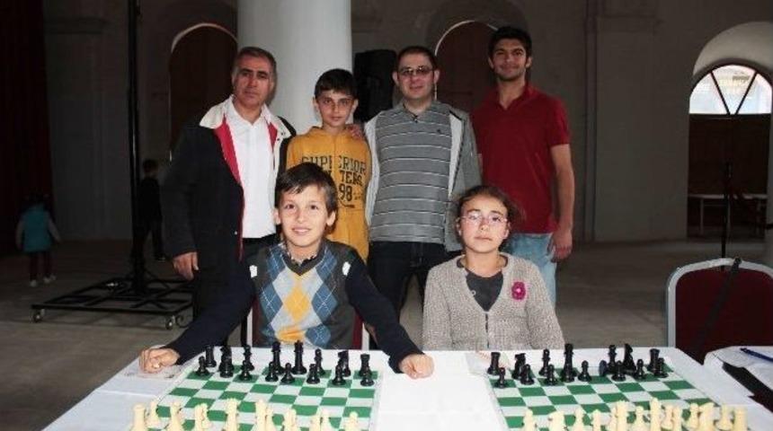 &Ccedil;eşme'nin Gen&ccedil; Satran&ccedil;&ccedil;ıları, 'b&uuml;y&uuml;k Usta' İle Berabere Kaldı