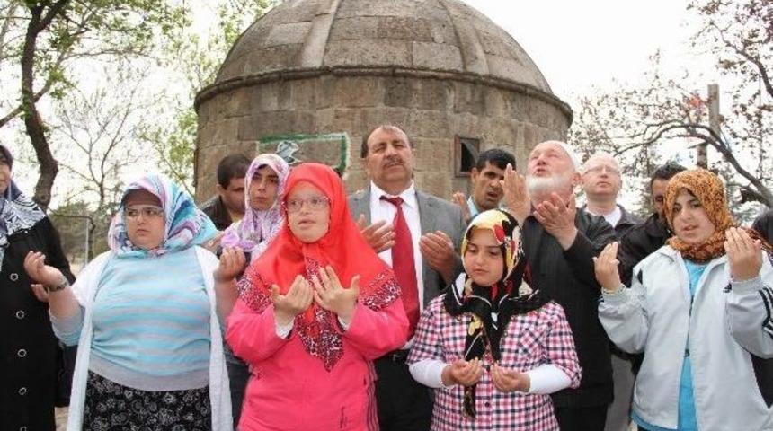 G&ouml;rme Ve Zihinsel Engelliler Yağmur Duasına &Ccedil;ıktı