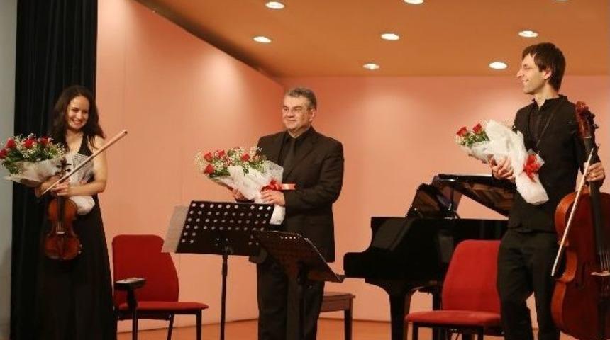 Senfoni Orkestrası, Trio Sis&rsquo;i Ağırladı