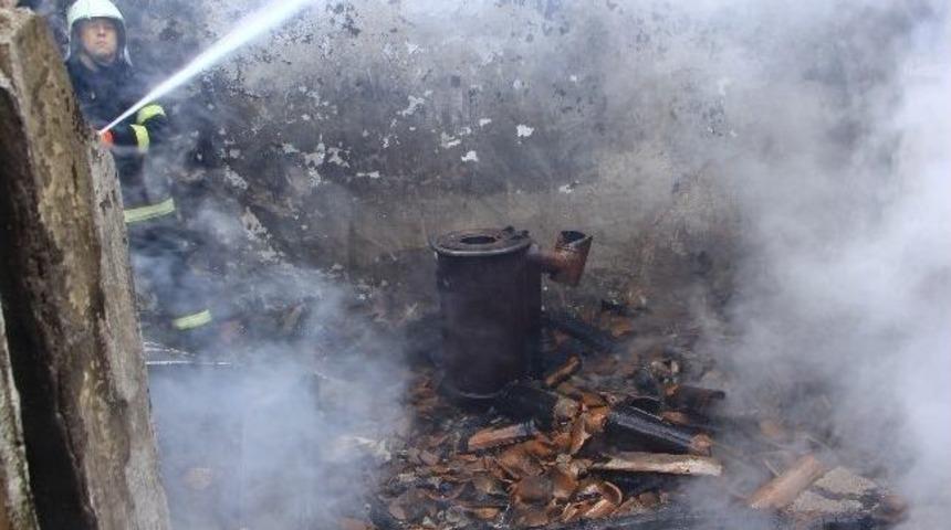 Eski Muhtar Sobayı Temizlerken Evini Yaktı