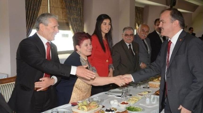 Başkan G&uuml;rlesin Muhtarlarla Bir Araya Geldi