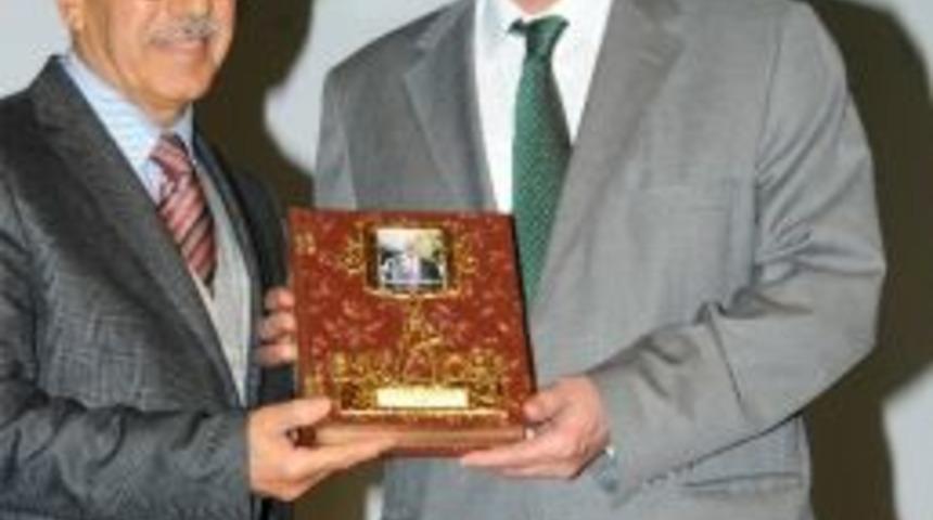 İhlas Koleji &Ouml;ğretmeni Yılın Yazarı &Ouml;d&uuml;l&uuml;n&uuml; Aldı