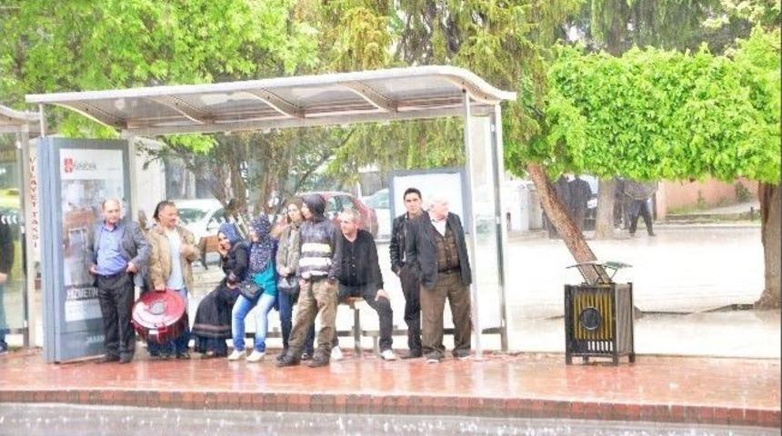 Vatandaş Sağanağa Hazırlıksız Yakalandı