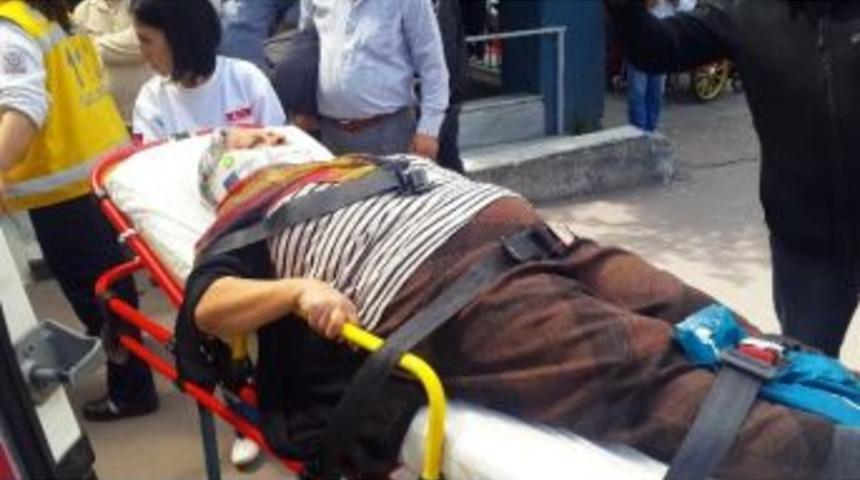 Karşıya Ge&ccedil;mek İsteyen Yaşlı Kadına Otob&uuml;s &Ccedil;arptı